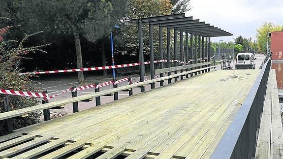 Tragsa sustituye la antigua madera del puente sobre el Esgueva