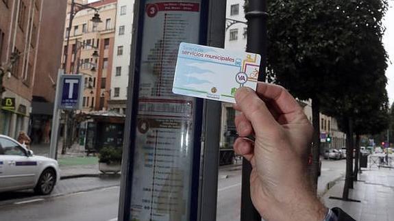 Un viajero de Auvasa muestra su nueva tarjeta sin contacto en la parada de Maria de Molina. 