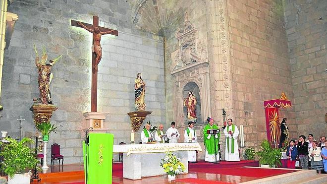 Aspecto del altar mayor de la iglesia parroquial de Peñaranda, durante la misa de recibimiento al nuevo párroco. 