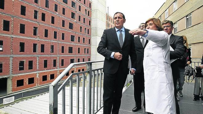 Sáez Aguado junto a Cristina Granados observa la estructura de lo que será el nuevo Hospital de Salamanca. 