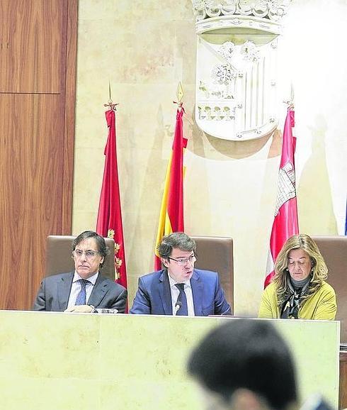 Carlos García Carbayo, Alfonso Fernández Mañueco y Carmen Sánchez Bellota durante un pleno. 