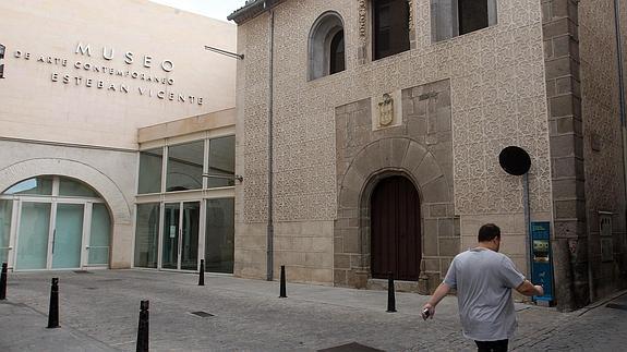 Puerta principal del Museo de Arte Contemporáneo Esteban Vicente. 