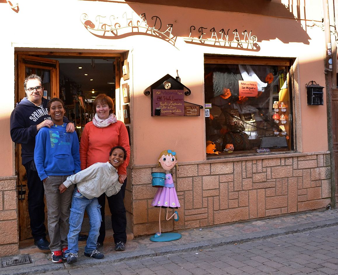 Raúl y Mar, con sus dos hijos en la tienda de artesanía de cuero que tienen en Ayllón.