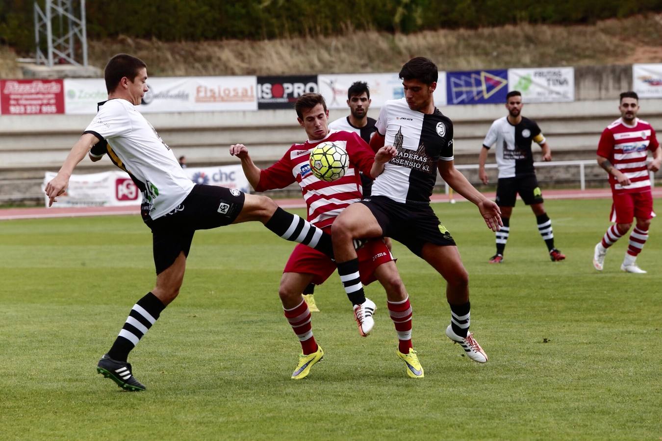 Castillo y Chamorro pelean por un balón dividido en el centro del campo ante un rival del Fresno de la Ribera.