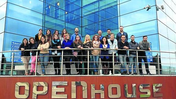 Foto de familia de parte de los miembros de Smartup frente al edificio de oficinas en la que se encuentra su sede.