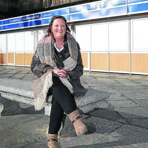 Agustina Martín, en un banco de la Plaza Mayor. 