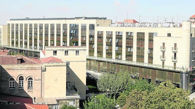 El inmueble del Corona Sol entre las calles Alarcón y Víctor García de la Concha, justo detrás del Hospital de la Santísima Trinidad, complejo al que pertenecía en tiempos la parcela sobre la que se asienta. 