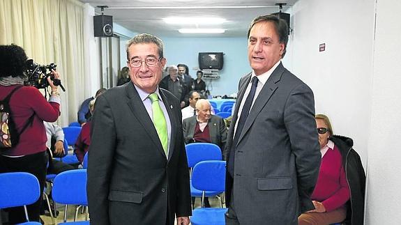 El senador José Muñoz junto al coordinador de la campaña del PP, Carlos García Carbayo.