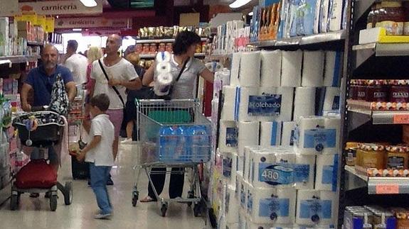 Unos clientes hacen la compra en un supermercado de la capital segoviana. 