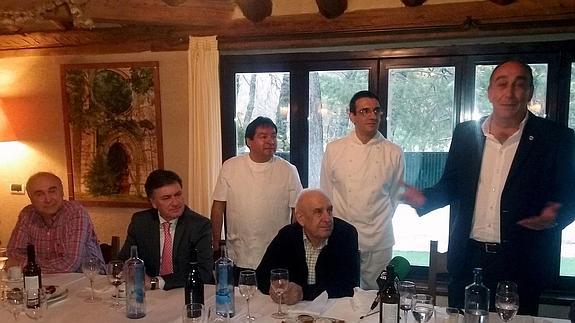 Miguel Ángel de Vicente, alcalde de Collado Hermoso, elogia, ayer, la iniciativa del restaurante propiedad de la familia Martín Muñoz. 