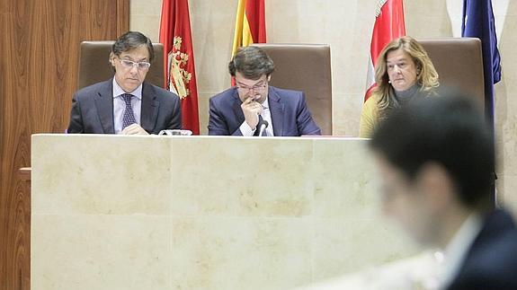José Luis Mateos (PSOE), en primer plano, durante un pleno municipal. 