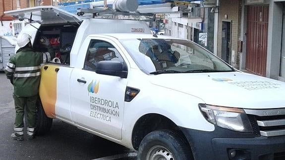 Trabajadores de Iberdrola en la tarea de mejora de las redes en el centro de Salamanca. 