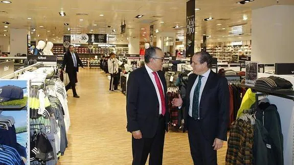 Alberto Montejano, director de la tienda de El Corte Inglés de Constitución, y José Antonio Lobato, director de Relaciones Institucionales de la firma, en las renovadas instalaciones.