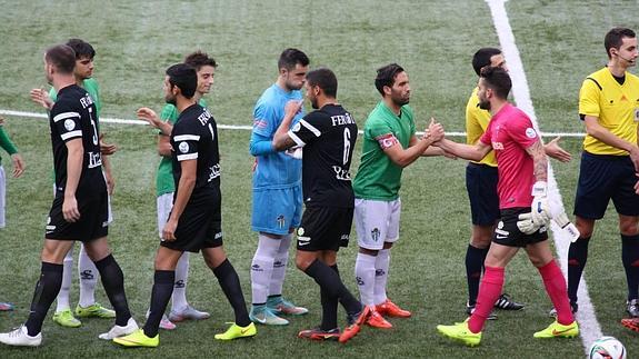 Los jugadores del CDGuijuelo saludan a los del Racing de Ferrol el pasado sábado en el Municipal.