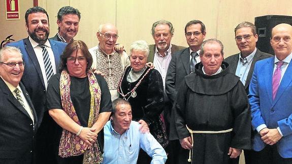 Los premiados, con representantes políticos y del Centro Segoviano de Guadalajara. 