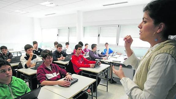 Una profesora imparte docencia en una clase del instituto Tomás Bretón de Villamayor. 
