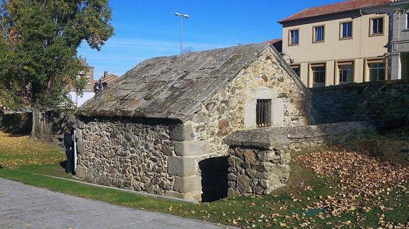 Primer desarenador, la Caseta de Piedra o de la Retina, en la avenida Juan de Borbón.