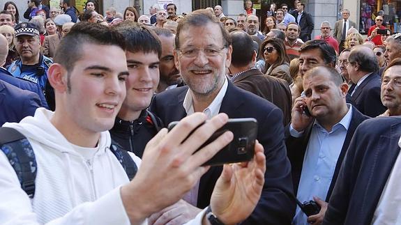 Mariano Rajoy se hace un 'selfie' con dos jóvenes en pleno centro de Béjar. 