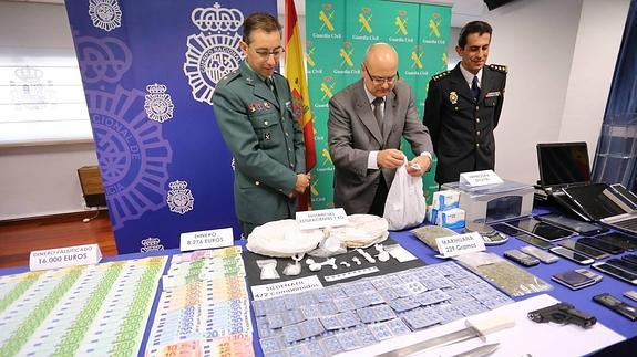 Gómez presenta el material incautado en una operación antidroga.