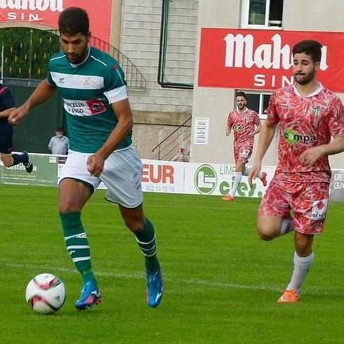 Néstor Gordillo persigue a un rival del Coruxo el pasado domingo.