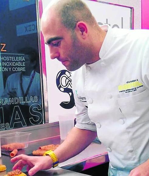 Helio Flores durante la preparación del pincho en Valladolid. 