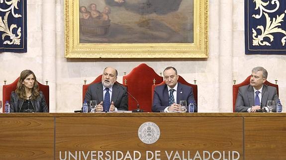 El presidente del Tribunal Constitucional, Francisco Pérez de los Cobos (segundo por la izquierda), imparte una conferencia en la Universidad de Valladolid.