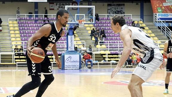 Francisco Centeno, del Brico Depôt Ciudad de Valladolid de baloncesto ante el Sammic ISB.