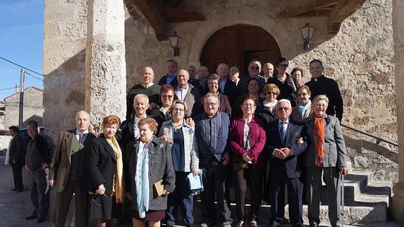 Miembros de la asociacion de jubilados, a la salida de la misa celebrada el día de San Martín. Luz María Lázaro