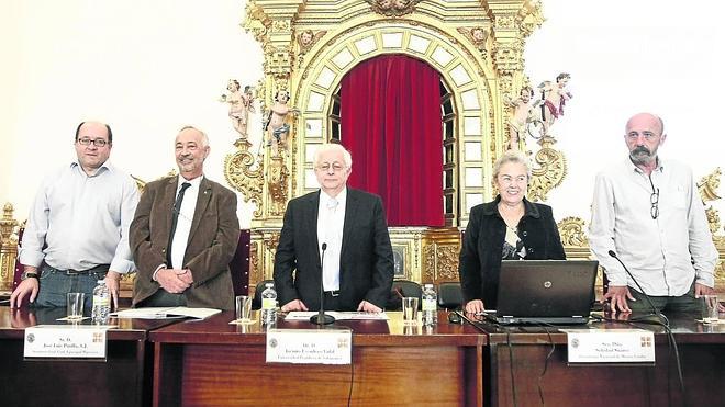 Participantes del foro celebrado ayer en la Pontificia.