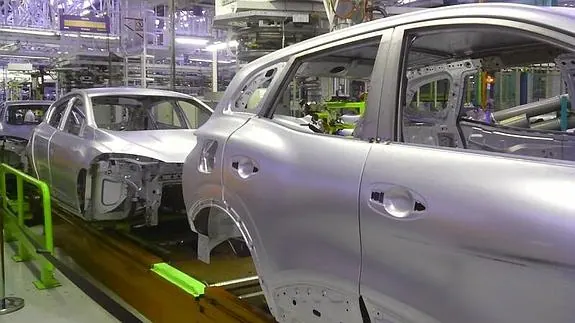 Línea de fabricación de carrocerías en la planta de montaje de Renault en Villamuriel de Cerrato, con modelos de Kadjar (delante) seguido de una caja del nuevo Mégane IV. 