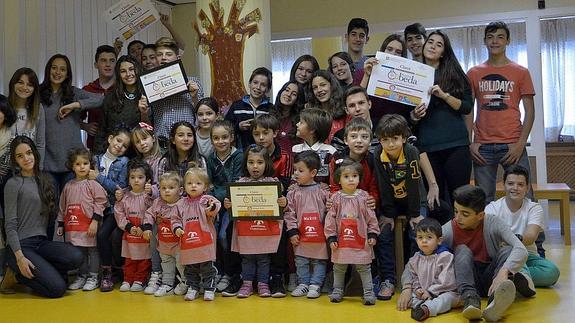 Alumnos del Colegio Claret de Segovia posan con los certificados del programa Beda.