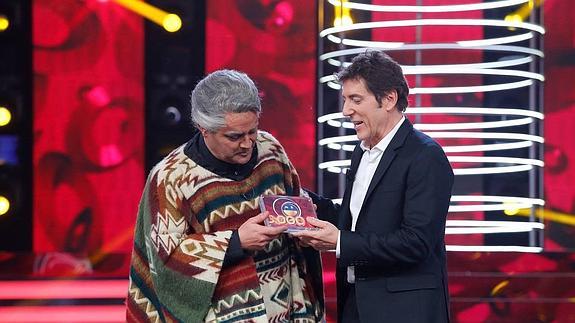 El Sevilla recoge el premio de manos de Manel Fuentes. 