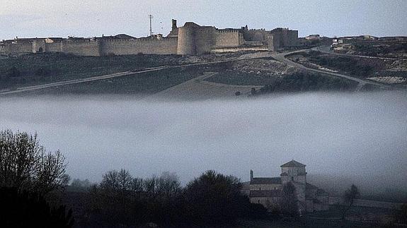 Urueña, rodeada por la niebla, en una imagen enviada por Fidel Raso.
