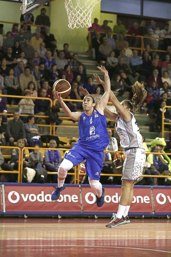 Silvia Domínguez realiza una de sus clásicas penetraciones ante una rival del Campus Promete.