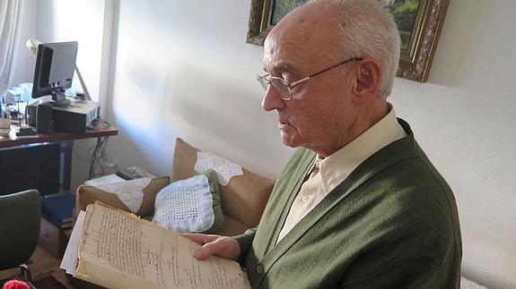 Francisco Fuentenebro contempla escritos antiguos. N. B.