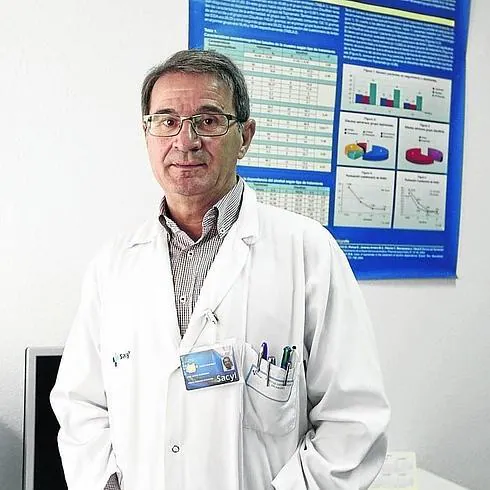 EL psiquiatra Juan José Ávila posa en su despacho.