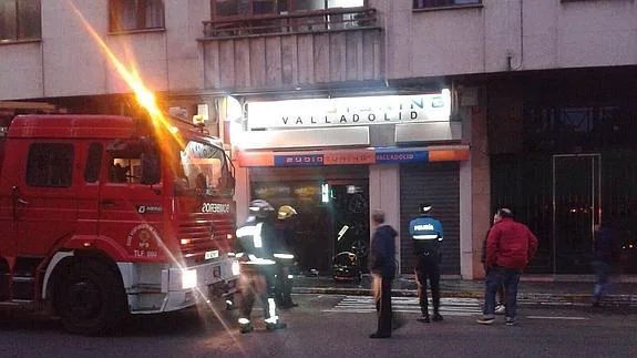 Bomberos y Policía Local en la tienda Audio Tuning Valladolid, donde se produjo el fuego. 