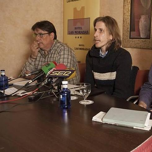 El portavoz de Podemos en las Cortes de Castilla y León y Secretario General autonómico, Pablo Fernández, ofreció una rueda de prensa en Ávila acompañado por el cabeza de lista al Congreso por Ávila, Juan Carlos Soto