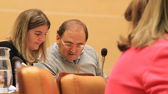 Esther Bermejo y Cosme Aranguren, ediles de UPyD, en un pleno del Ayuntamiento de Segovia. Antonio Tanarro