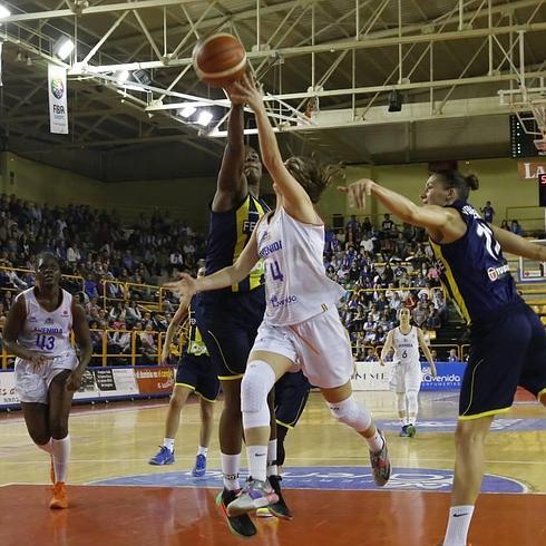 Una acción del Avenida-Fenerbahce de la Euroliga en Würburg. 
