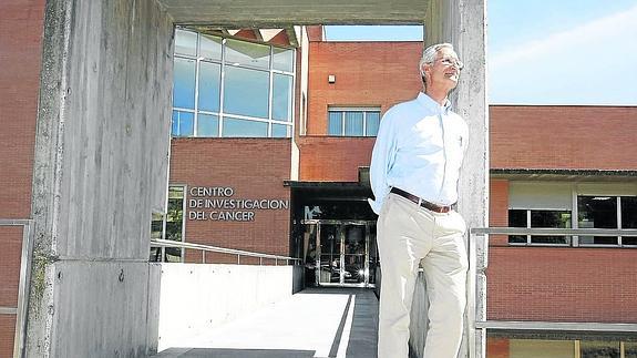 Eugenio Santos posa en la entrada del Centro de Investigación del Cáncer. 
