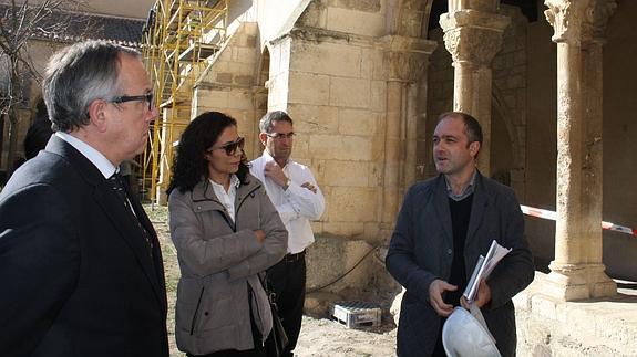 Javier López-Escobar (izquierda), Ruth Llorente y Jaime Pérez escuchan las explicaciones sobre las obras de reparación. 
