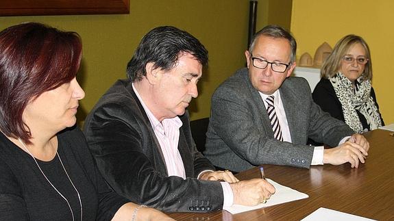 El alcalde, Jesús García, y el delegado de la Junta, Javier López-Escobar, firman el acuerdo de cesión.