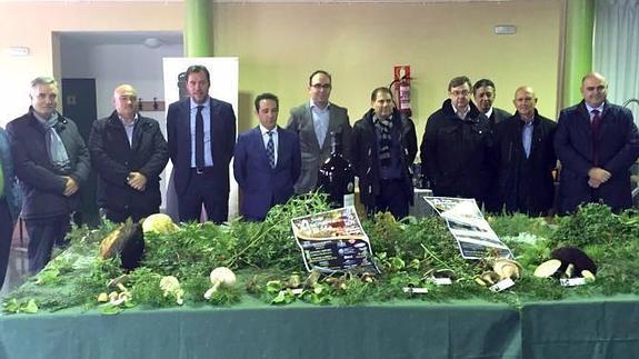 Asistemtes a las jornadas posan ante un gran muestrario de setas.