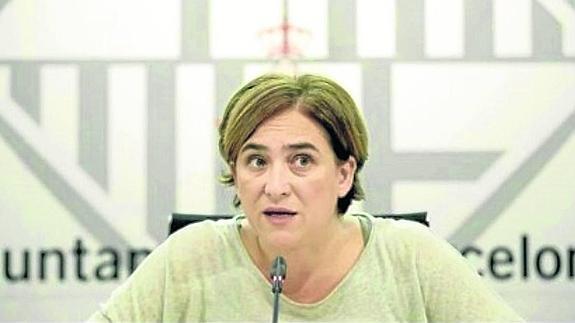 Ada Colau, durante una de sus habituales ruedas de prensa en el Ayuntamiento de Barcelona. 