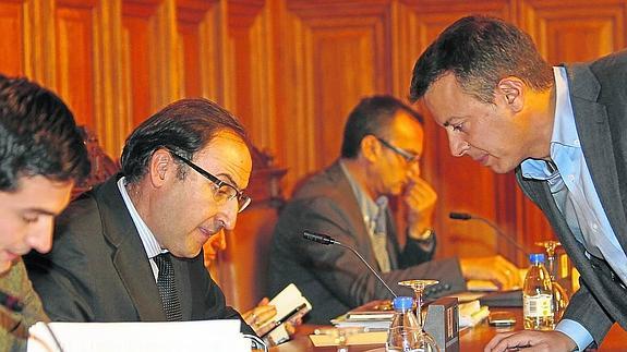 El portavoz de Ciudadanos conversa con el alcalde antes de iniciarse  el pleno.