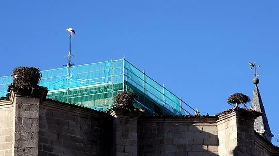 Cigüeñas en el tejado de la iglesia de El Espinar.