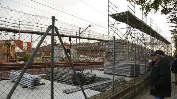 Un vecino observa las barras que se han desmontado de la pasarela de Pilarica este viernes. 