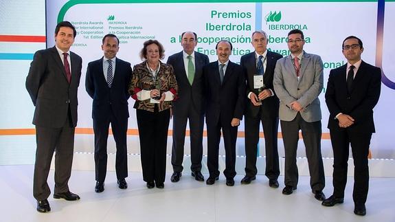 En el centro de la imagen, el presidente de Iberdrola, Ignacio Galán; junto al Secretario de Estado de Cooperación Internacional y para Iberoamérica, Jesús Manuel Gracia Aldaz; junto a los representantes de las tres entidades ganadoras de los Premios Iberdrola a la Cooperación Energética Internacional: Suma Capital, en colaboración con Attijariwafa Bank, Ciemat y la Fundación Ingenieros de ICAI para el Desarrollo.