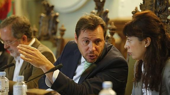 Manuel Saravia, Óscar Puente y Ana Redondo, durante un pleno municipal.